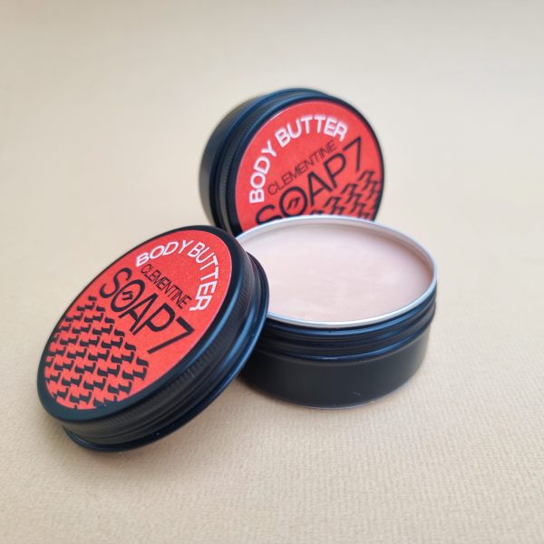 Body butter geschikt voor baby's en kinderen, heel mild en subtiel van geur. Met etherische olie van Italiaanse rode mandarijn en een vleugje jeneverbes.