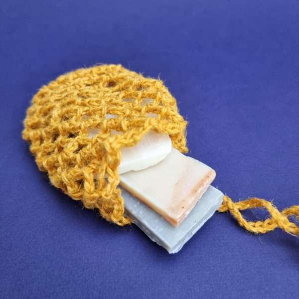 Netje voor je laatste zeepstukjes, gehaakt van hennepgaren.